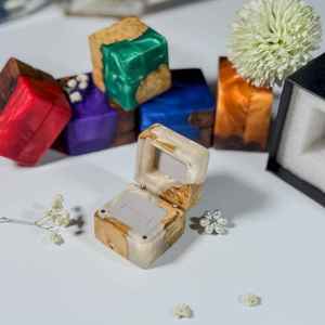 Boîte à bague artisanale de luxe Orion en résine et bois, style européen. Porte-photographie de fiançailles mignon, design floral, durable - Product Image 3