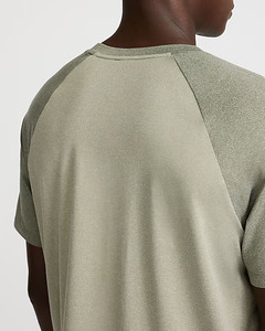 เสื้อยืดผู้ชายผ้าฝ้าย 100% หนา 230gsm แบบเรียบ รับสกรีนโลโก้ ทรงหลวม คอกลม กันยับ ระบายอากาศดี ผลิตโดยโรงงาน OEM ขายส่ง - Product Image 4