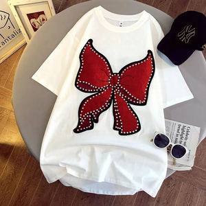 T-shirt blanc surdimensionné à manches courtes avec appliqué nœud rouge, col rond, t-shirt décontracté pour femmes - Product Image 1