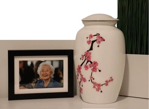 Urnes décoratives en métal pour une présentation élégante de l'intérieur de la maison, avec une construction robuste et un design classique, adaptées à un usage quotidien - Product Image 2