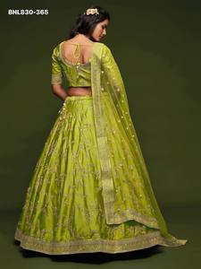Nuevo Conjunto Lehenga-Choli Verde Neón Semisellado con Bordado de Seda Artística y Lentejuelas Zari, Estilo Línea A, Proveedor Indio - Product Image 2