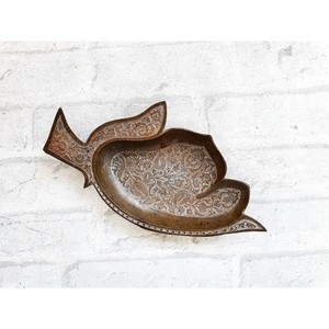 Plateau vintage en métal en forme de feuille avec gravure florale, pièce d'appoint décorative pour la maison - Product Image 6