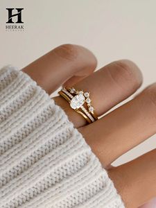 Anillo de compromiso vintage con diamante ovalado cultivado en laboratorio, conjunto de anillos solitarios de oro amarillo de 14K, corona de tiara curvada de 3 piezas con pavé, conjunto nupcial apilable. - Product Image 6