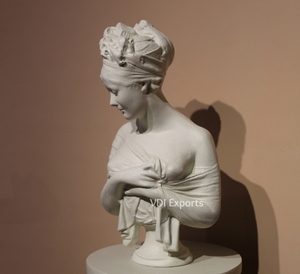 Sculpture de buste de dame romaine classique sur piédestal, décoration de table, sculpture en résine polyester, centre de table de luxe pour événements de mariage - Product Image 1