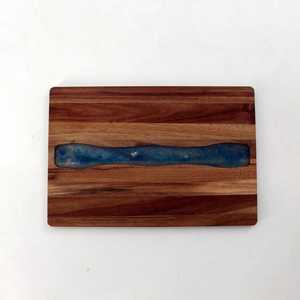 Planche à découper carrée en acacia avec résine époxy blanche, plateau de service pour charcuterie et fromages, planche de cuisine durable et non toxique - Product Image 2