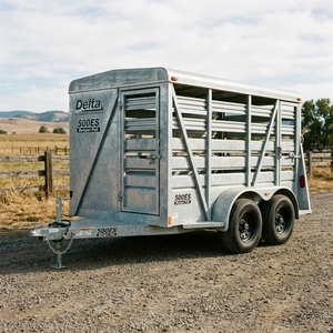 Remolque de ganado Delta 500ES Premium de alta resistencia para transporte de ganado vacuno, ovino y caprino en granjas y ranchos - Product Image 6