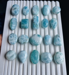 ลาริมาร์ธรรมชาติทรงหลังเบี้ย ขัดเงา สีฟ้า สำหรับทำเครื่องประดับ ขายส่ง - Product Image 3