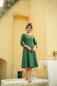 Vestido midi bohemio de lino y algodón verde sólido, corte en A, cuello redondo, informal, para mujer. - Product Image 2