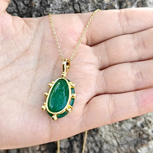 Collier pendentif en pierre précieuse sculptée sur mesure, étoile en onyx vert sculptée à la main, bijoux en laiton plaqué or 18 carats, chaîne en câble. - Product Image 5