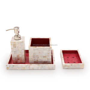 Ensemble d'accessoires de salle de bain en nacre de couleur personnalisée de qualité supérieure, quatre pièces, avec garniture dorée et organisateur de coiffeuse pour offrir en cadeau - Product Image 4