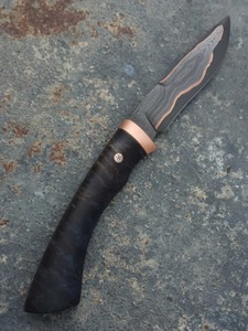 Cuchillo de Caza de Acero de Damasco y Cobre Hecho a Mano por Edge Master, Mango de Resina Negra, Forjado a Medida, Punta Caída, 10 Pulgadas - Product Image 5