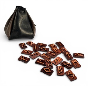 Piedras de Adivinación Rúnica Vikingas de Madera con Tapete de Cuero, Juego de Futhark Nórdico Antiguo para Adivinación y Orientación - Product Image 3