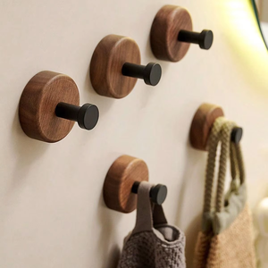 Cintre à vêtements en bois fait main avec finition polie pour armoires haut de gamme, cintre en bois robuste pour costumes, idéal pour la salle de bain à bas prix - Product Image 1