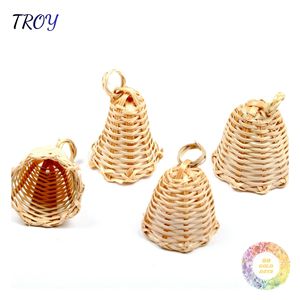 Décoration de cloche en rotin faite à la main, ornement suspendu tissé blanc pour les célébrations de Noël et la décoration saisonnière rustique - Product Image 1