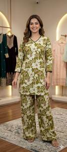 Ensemble coordonné élégant en coton à fleurs pour femme – Haut et pantalon confortables pour un usage quotidien - Product Image 3