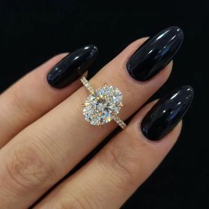 Bague de fiançailles en or 18 carats et argent sterling 925 avec diamant ovale de laboratoire et bande pavée - Product Image 1