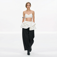 Nouvelle Collection – Top Camisole Femme Sexy Blanc à Bretelles Fines, Volants et Ourlet Peplum Asymétrique Tissé – Idéal Été – Vente en Gros Personnalisée