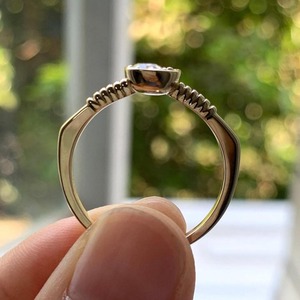 Anillo de compromiso de oro de 14 quilates con diamantes cultivados en laboratorio de corte múltiple, banda texturizada o acanalada, con diamantes ovalados, marquise, princesa y redondos. - Product Image 1