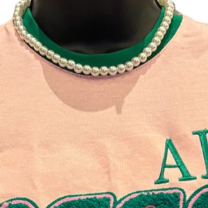 T-shirt en chenille rose AKA Legacy pour femme, broderie de lettres grecques, col rond premium, haut décontracté de sororité, tissu de haute qualité - Product Image 4