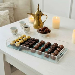 Plateau de service rectangulaire moderne en acrylique transparent avec assortiment de chocolats, élégant pour le Ramadan et l'Aïd, idéal pour la table à café - Product Image 1
