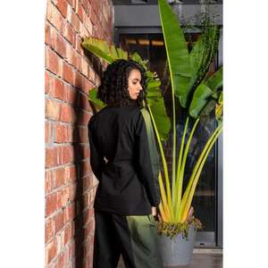 Ensemble coordonné élégant pour femmes, haut enveloppant à manches longues et pantalon droit, tenue moderne décontractée pour les soirées. - Product Image 4