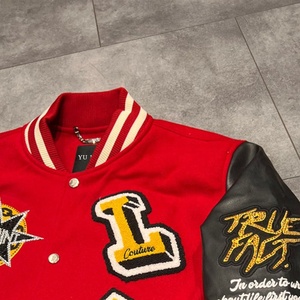 جاكيت هيب هوب مخصص من الجلد الطبيعي بأكمام شينيل تطريز حجر الراين كلية بيسبول فارسيتي - Product Image 5