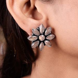 Pendientes de tuerca con engaste floral bohemio de latón chapado en plata antigua para mujer |   Joyería de Aniversario Vintage - Product Image 5