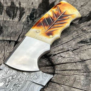Couteau de chasse en acier de Damas avec lame à motif unique et poignée robuste pour le camping et les activités de survie - Product Image 3