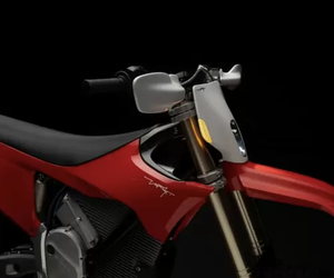 MEJOR OFERTA 2026 para Motocicleta Eléctrica Todoterreno con Guardabarros Delantero Blanco y Asiento Negro - Product Image 3