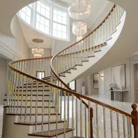 Rampe d'escalier incurvée moderne de luxe en acier inoxydable avec accents dorés, balustres résistants à l'eau pour une maison intérieure élégante
