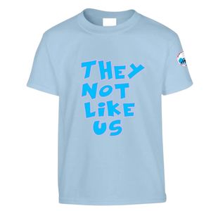 เสื้อยืดแขนสั้นลายกราฟิกสีฟ้าอ่อนสำหรับเด็ก พิมพ์ลายตัวอักษร "They Not Like Us" คอกลม สวมใส่สบายทุกวัน แฟชั่นสำหรับเด็ก - Product Image 1