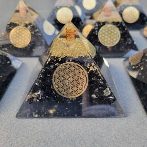 Vente en gros de pyramide d'orgone de qualité supérieure Pierre précieuse naturelle Résine de tourmaline noire Orgonite énergie en vrac Cadeau grand 9cm - Product Image 3