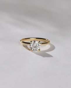Anillo de Compromiso con Diamante de Laboratorio Redondo Brillante de 1 Quilate, E VVS2, Engaste de Oro Amarillo de 14K, Certificado IGI - Product Image 1