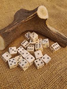 Juego de dados de hueso artesanal indio, dados cuadrados de marfil, piezas de juego artesanales naturales, dados antiguos de hueso para lanzar. - Product Image 1