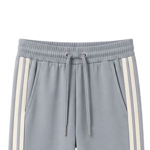 Conjunto de dos piezas informal personalizado para mujer, camiseta de manga corta azul y gris y pantalones de pierna recta con rayas en contraste. - Product Image 4