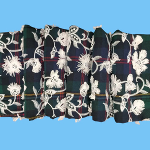 Tissu à carreaux brodé floral 3D de luxe en promotion – Base en coton tartan vert foncé et bleu marine avec fleurs en relief blanc ivoire - Product Image 1