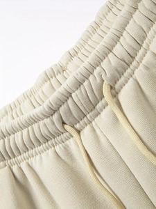Pantalones chinos clásicos para hombre hechos con algodón premium, ligeros, transpirables y diseñados con un estilo versátil. - Product Image 4