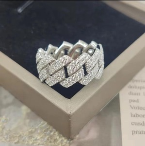 Bague de fiançailles élégante en diamant solitaire pour femme, pour mariage et occasions spéciales, bague de fiançailles en moissanite disponible à la vente - Product Image 1