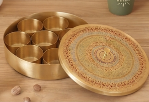 Boîte à épices artisanale ronde en laiton avec 6 compartiments, couvercle de conception antique fait main, support de rangement pour la cuisine - Product Image 4