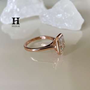 Bague de fiançailles moderne en or rose 14 carats avec diamant de laboratoire taille radiant 2 carats, sertie clos, certifiée, pour mariage - Product Image 6