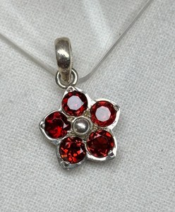 Pendentif élégant en grenat rouge, argent sterling 925, pierre de naissance de janvier, bijoux minimalistes faits à la main - Product Image 1