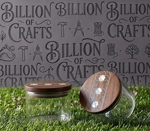 Caja de almacenamiento redonda de madera con tapa de plexiglás acrílico y diseño en relieve para chocolates, dátiles y dulces. - Product Image 4
