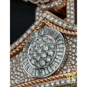 จี้เพชรโมอิสซาไนต์ทรงบาแก็ตต์ พรีเมียม JL Monogram เงินแท้ 925 ดีไซน์หรูหรา สำหรับผู้ชายและผู้หญิง - Product Image 4