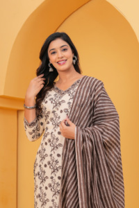 ชุดกางเกงคุร์ตาพิมพ์ลายสีเบจพร้อมผ้าคลุมไหล่สำหรับผู้หญิง |   ชุดคุर्ติทรงตรงคอทรงกลมแบบพื้นเมือง พร้อมผ้าคลุมไหล่ดีไซน์เนอร์ - Product Image 6