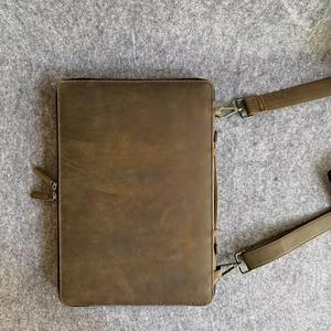 Funda y Estuche para Laptop de Cuero Genuino Resistente al Por Mayor para Macbooks y Laptops (Estilo Ejecutivo/Moderno) LS-0242 - Product Image 2