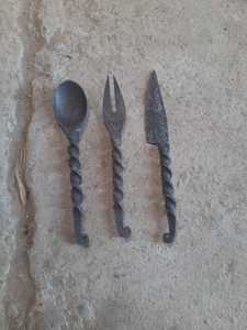 Ensemble de couverts rétro en métal avec poignées torsadées, finition mate, couverts durables pour le camping - Product Image 1