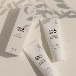 Espuma limpiadora diaria vegana, orgánica y botánica con agua de jengibre, ácido hialurónico y esencia de hierbas para pieles propensas al acné y sensibles. - Product Image 6