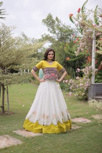 Lehenga Choli de Seda Amarillo Bordado con Falda Blanca, Vestido Largo Tradicional Indio Pakistaní para Bodas y Fiestas - Product Image 5