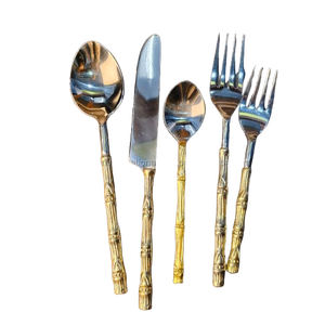 Exclusivo Juego de Cubiertos de 5 Piezas Inspirado en el Bambú con Mangos de Latón Dorado Texturizado y Cabezas de Cubiertos Plateadas Pulidas para Accesorios del Hogar - Product Image 1