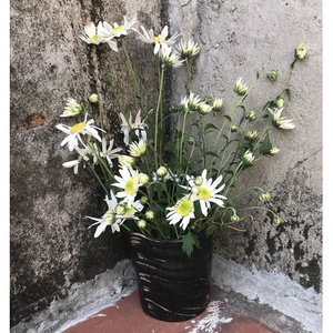 Paire de vases à fleurs élégants et rustiques en corne de buffle, faits à la main en résine, finition antique unique - Product Image 2